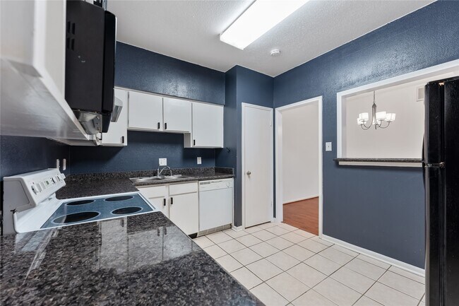 Building Photo - 2100 Tanglewilde St