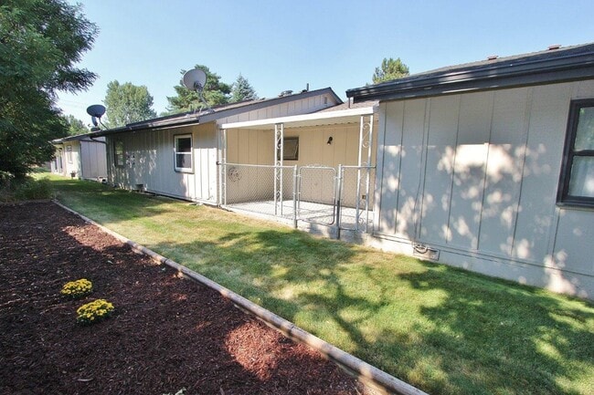 Building Photo - Clean Townhouse Centrally Located on the B...