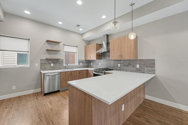 Building Photo - 2 Bed, 1 Bath Townhouse with Roof Top Deck