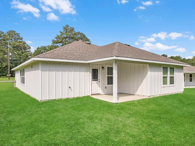 Building Photo - 46 Fairway Dr