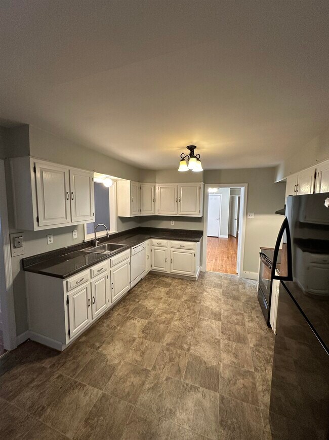 Building Photo - 4197 Woodcrest Dr