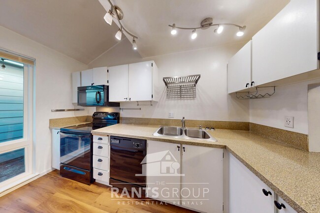 Building Photo - Lovely and spacious townhouse with a 1-car...