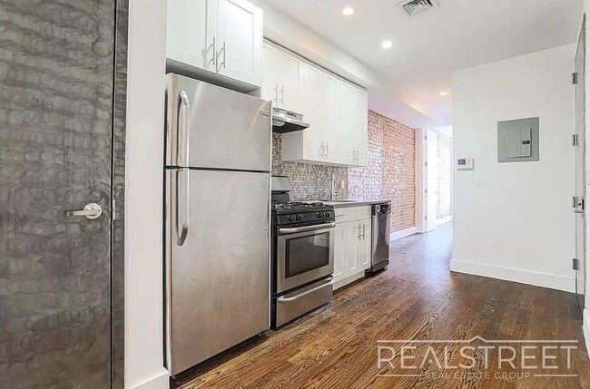 Building Photo - 558 Kosciuszko St