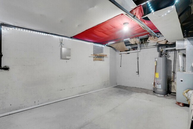 Building Photo - 6-12 Putnam Circle