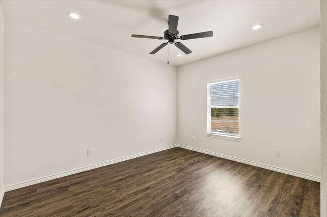 Building Photo - 1402 Courtney Pl