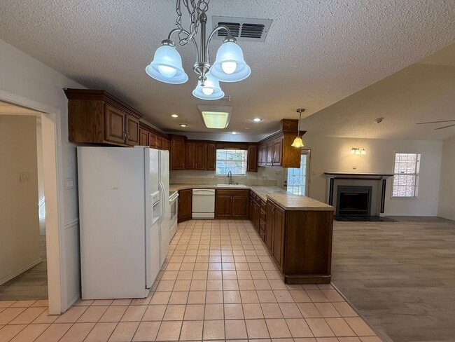 Building Photo - 4 Bed Brick Home! Zia School District! - Pets Welcome!!!