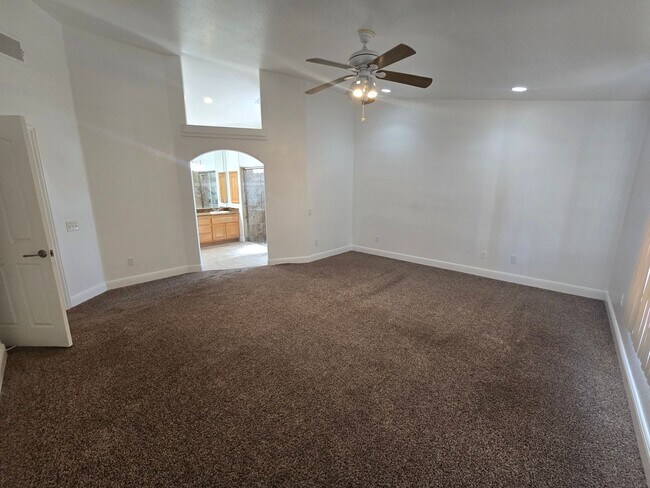 Building Photo - Beautiful, Huge 3 Bedroom in JT!!