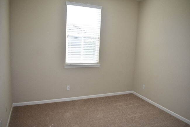 Building Photo - 3033 Village Park Dr