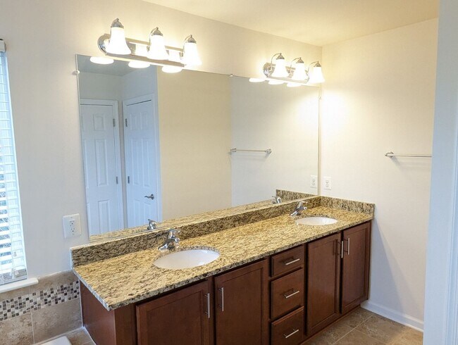 Building Photo - Gorgeous 3 level townhouse in North Potoma...