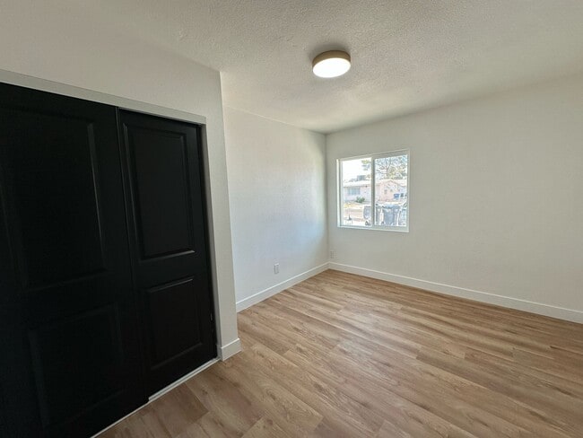 Building Photo - 1032 E Hassett Ave