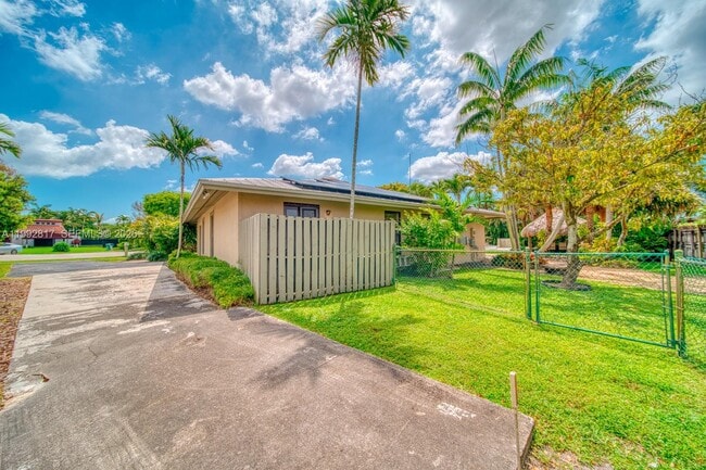 Building Photo - 7320 SW 100th Ct