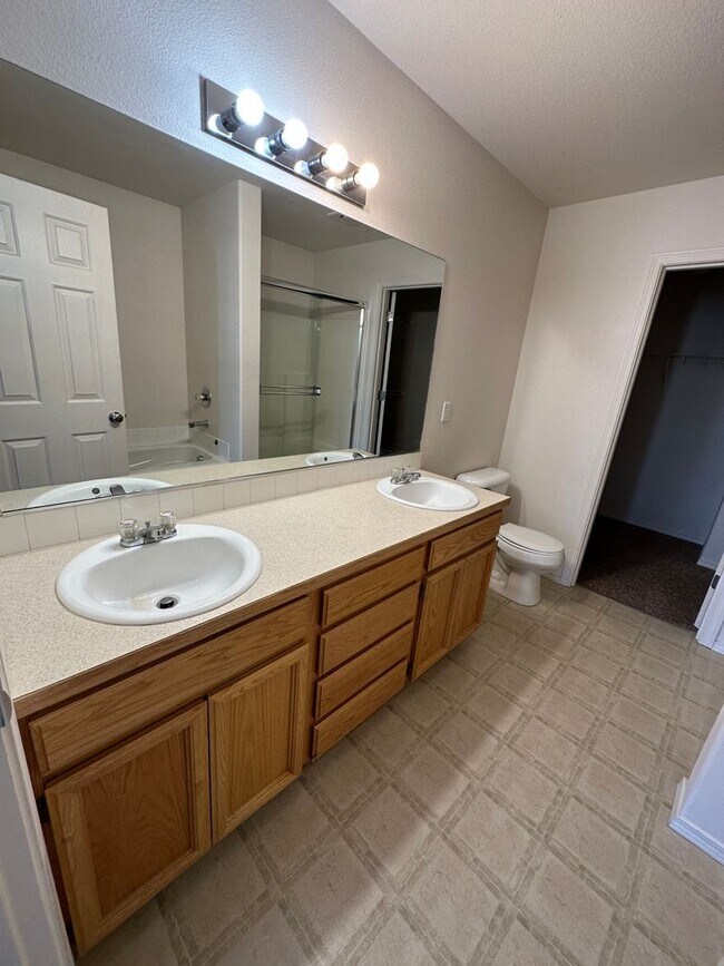 Building Photo - Spacious 2 bed/2.5 bath with bonus room townhome off Road 68