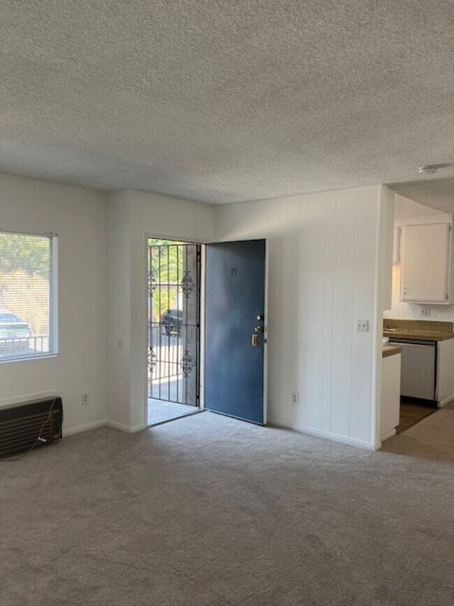 Building Photo - Move in Ready!  Available for immediate mo...