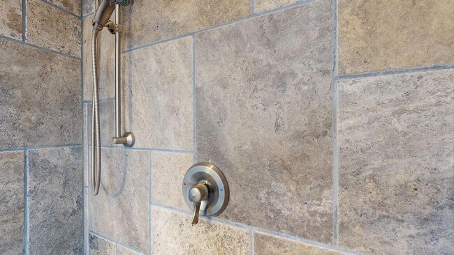 Building Photo - 1120 N Shore Dr NE