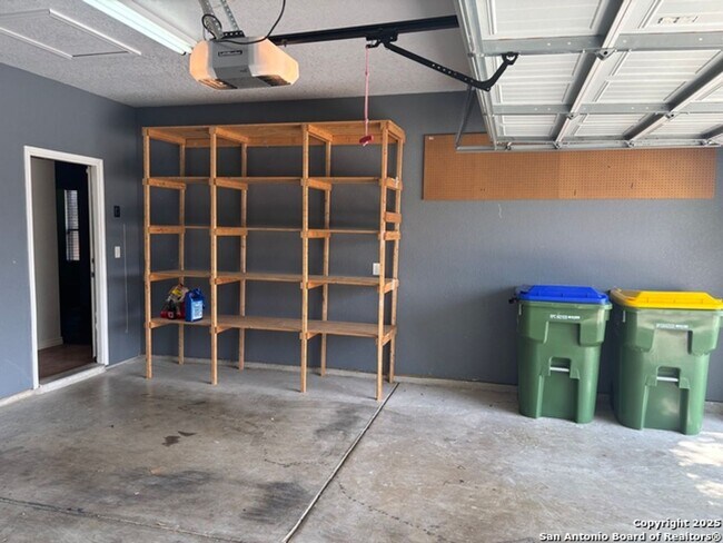 Building Photo - Welcome to this spacious 4 bedroom, 2 bathroom home located in Selma, TX.