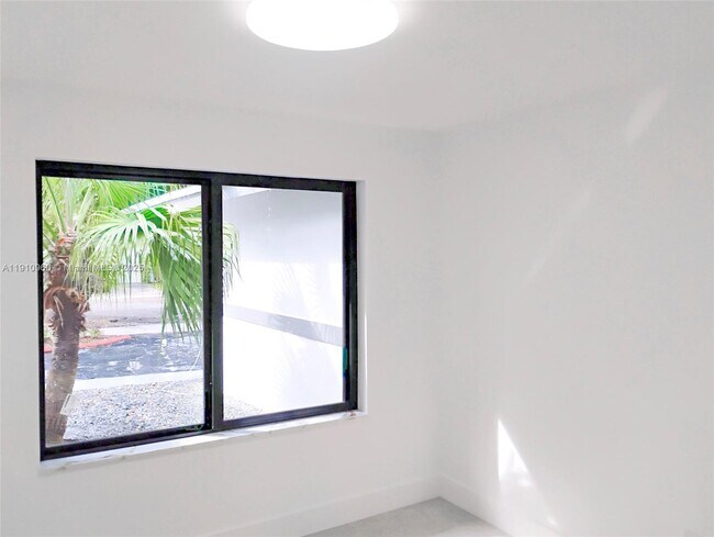 Building Photo - 20615 NE 9th Ct