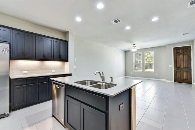 Building Photo - 13800 Lyndhurst St