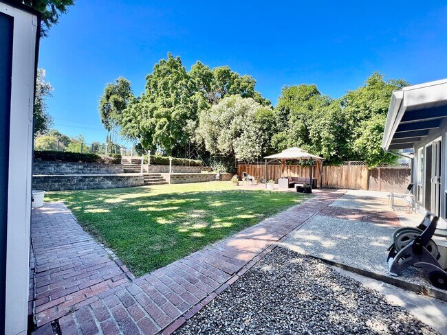 Building Photo - 2016 Canal Dr