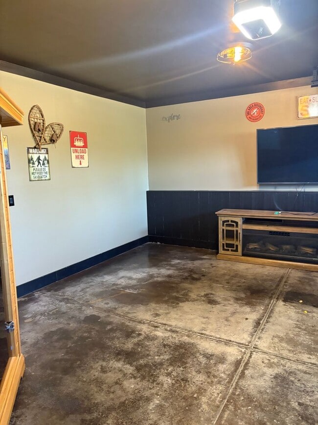 Building Photo - Beautiful Furnished Townhome with infared ...