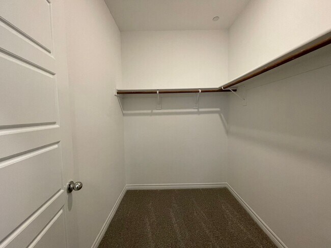 Building Photo - GATED 2 BED 2.5 BATH 2 CAR GARAGE 2 FLOOR ...