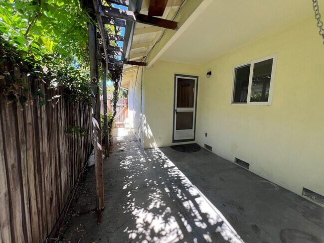 Building Photo - Clean, Private 2BD/1BA Duplex with Garage ...