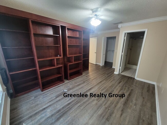 Building Photo - Updated 1st floor condo – 2 Bed/2 Bath- Ga...