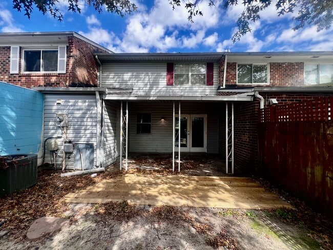 Building Photo - Three-bedroom, two-and-a-half bathrooms in Pembroke Meadows!