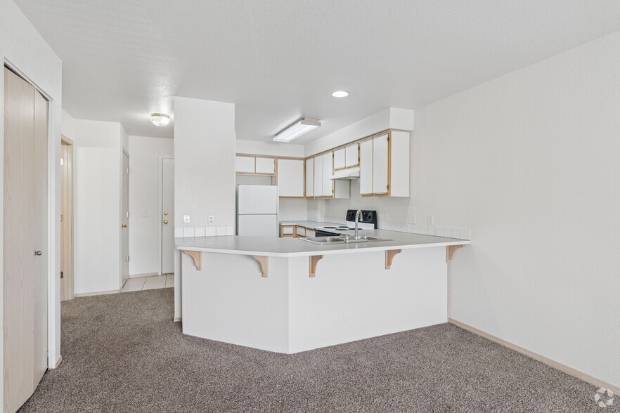 Studio - 530SF - Dining Room - Summit View