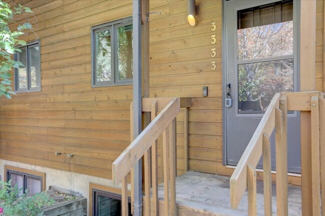 Building Photo - Available for immediate move-in!