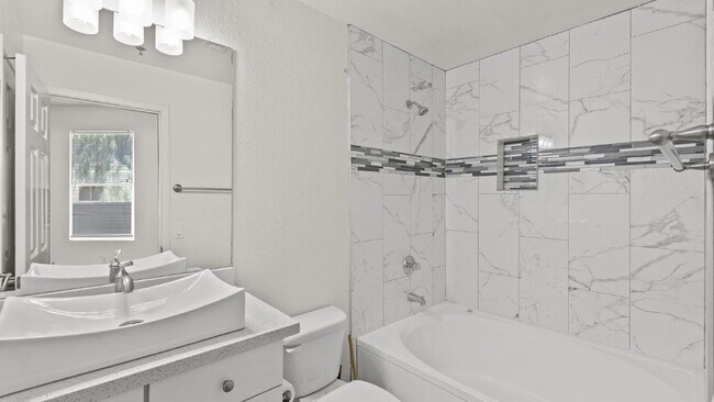 Building Photo - "Spacious 2-Bed, 2-Bath Condo Retreat in the Heart of Las Vegas!"