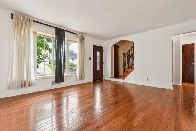 Building Photo - 482 S Elm St