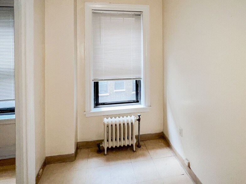 Building Photo - 627 W Melrose St