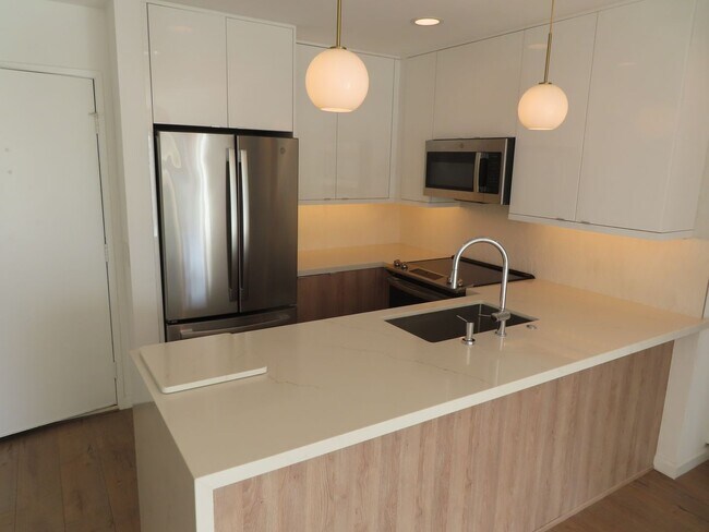 Building Photo - Perfectly located 2 bed, 2 bath condo in San Diego's Bay Ho area