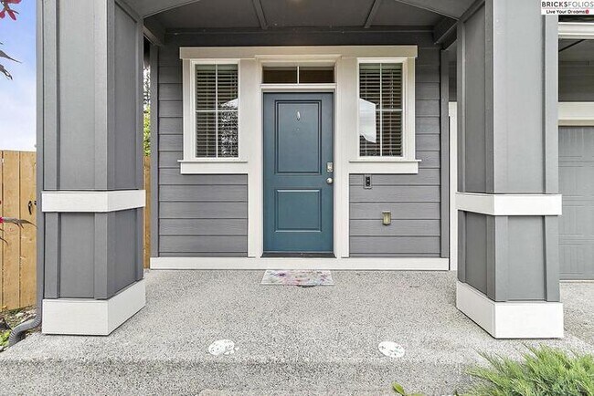 Building Photo - Puyallup Gem: Comfort and Style Combined!