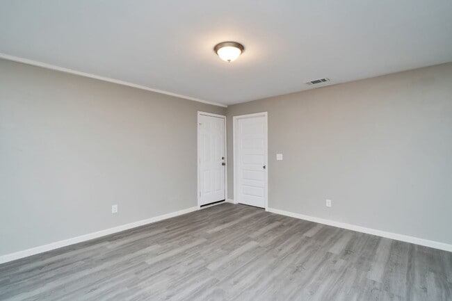 Building Photo - Move-In Ready 4BR with Renovated Interiors...