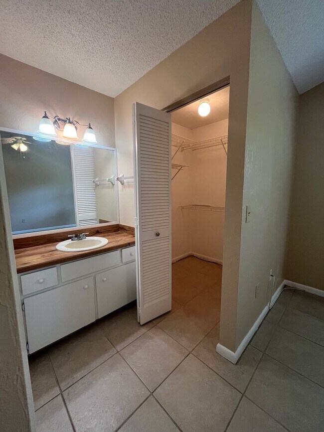 Building Photo - Super Cute 3bd 2bath with Florida Room!!