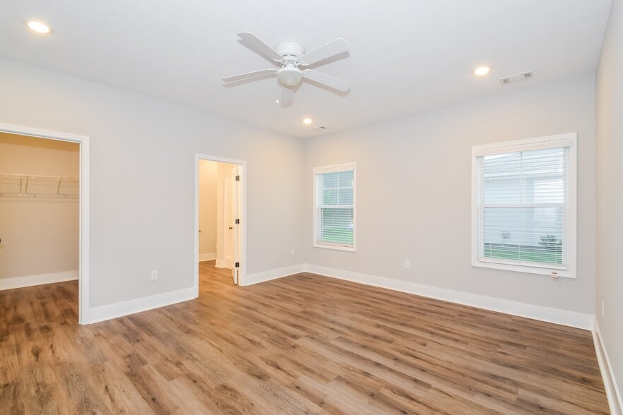 Building Photo - 1055 Autumns Wood Cir E