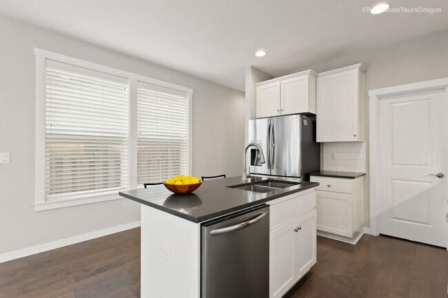 Building Photo - Bright and Modern Home Near Woodstock with...
