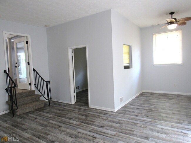 Building Photo - 8337 Holly Dr