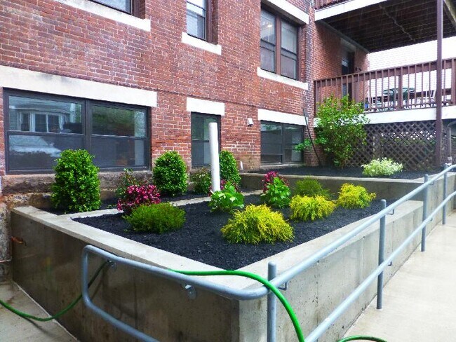 Building Photo - 457 Centre St