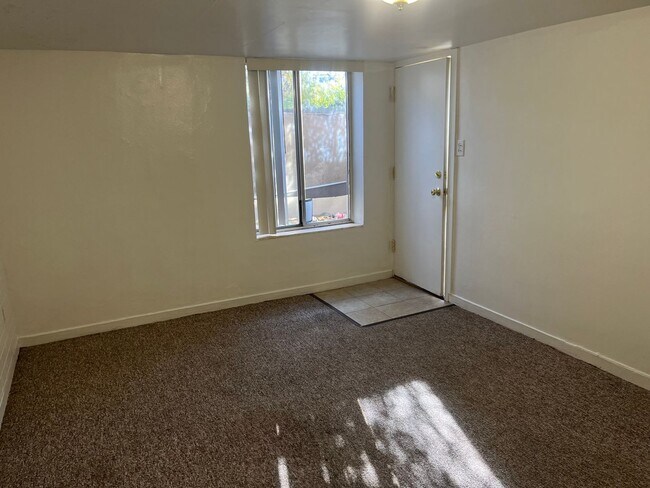 Building Photo - Spacious Studio Apartment