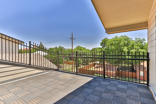 Building Photo - 3 Bed 3 Bath with rooftop Deck!