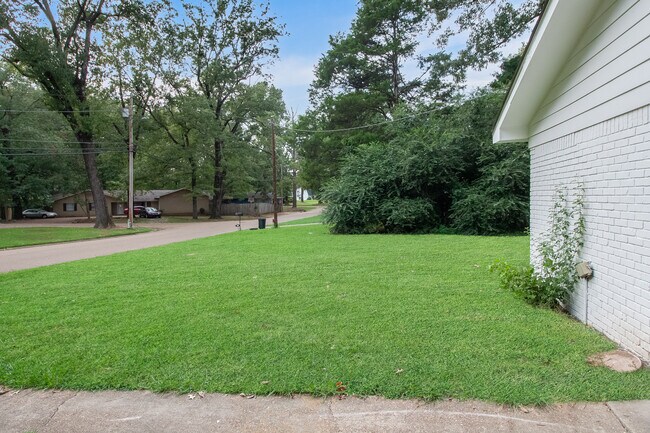 Building Photo - 1027 Tanglewood Dr