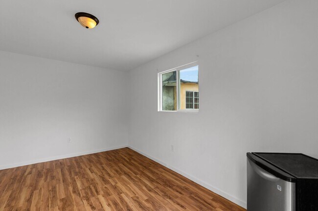 Building Photo - 1492 W 28th St