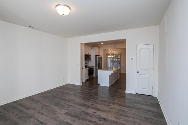 Building Photo - BEAUTIFUL 2 Bedroom Townhome in MIDLAND - Move in Special