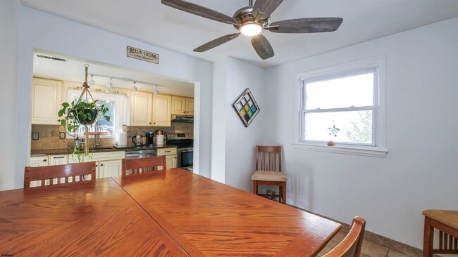 Building Photo - 410 N Mansfield Ave