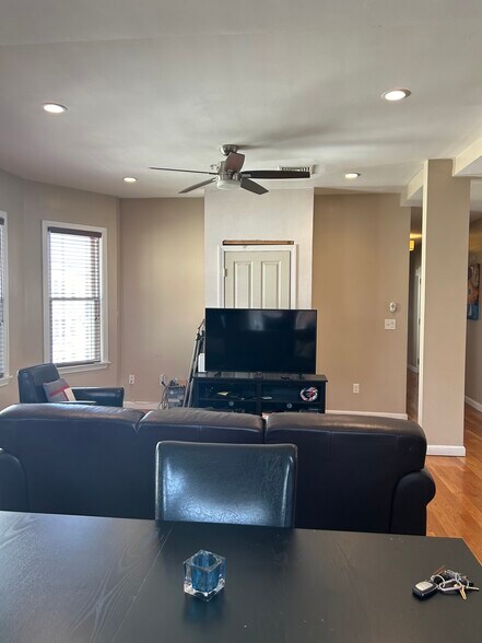 Building Photo - 49 Mozart St