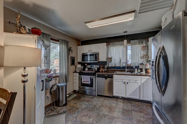 Building Photo - 4025 Wild Flower Dr