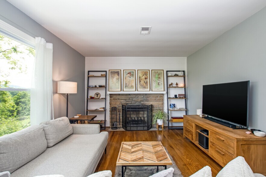 Building Photo - 2158 Brookview Dr