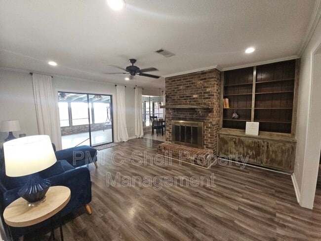 Building Photo - 4625 Tree Line Dr